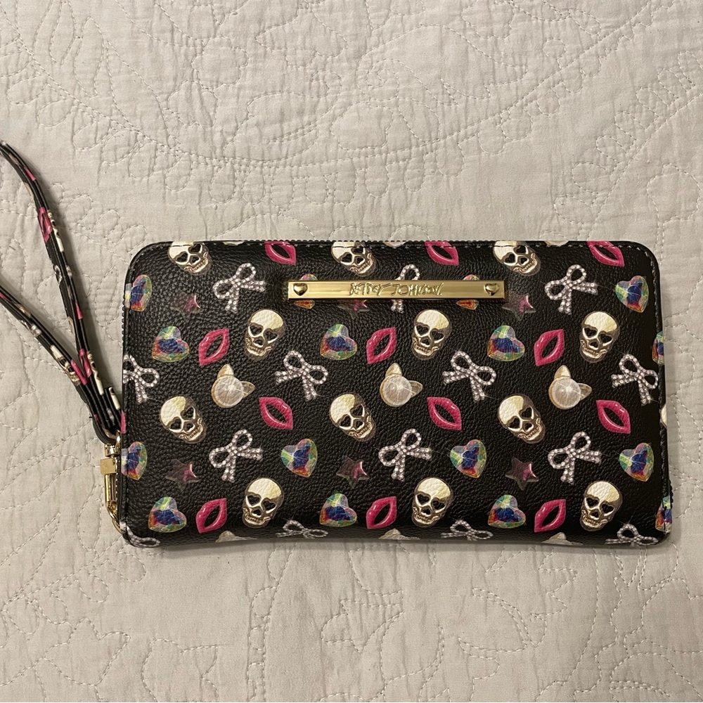 NWOT Betsey Johnson Skull Hearts Stars Lips Cat Zip Around Wallet
